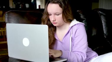 Latin kökenli kız öğrenci dizüstü bilgisayar kullanıyor online öğrenim mesafesi izliyor seminer sınıfı uzaktan eğitim Webinar 'ı ya da üniversitenin yaratıcı alanında sanal sınıf toplantısı yapıyor.