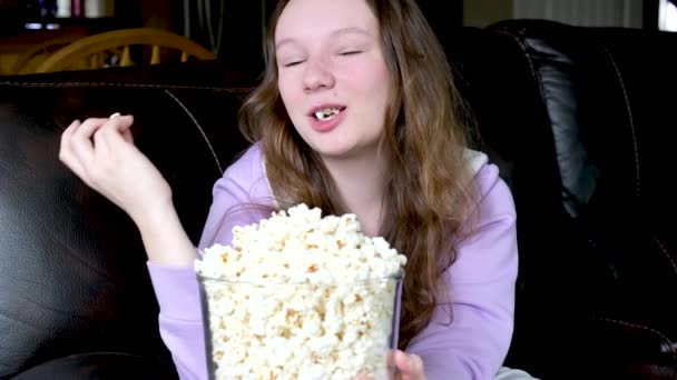 Молодая Красивая Девушка Смотрит Кино Ест Попкорн Смеясь Имея Хорошее — стоковое видео