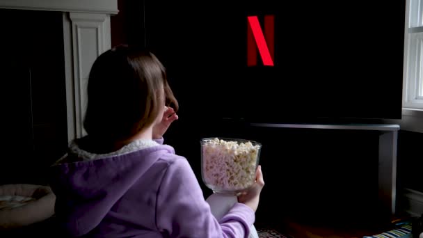 Девочка Подросток Сидит Полу Смотрит Netflix Большом Экране Телевизора Скринсейвер — стоковое видео