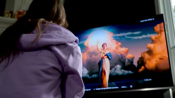 Tyttö Teini Nuori Nainen Istuu Tietokoneen Edessä Näytönsäästäjä Ennen Elokuvan — kuvapankkivideo