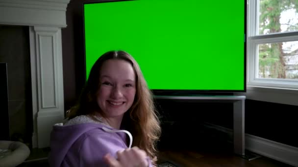 Adolescente Menina Senta Admiravelmente Frente Grande Croma Verde Chave Monitor — Vídeo de Stock