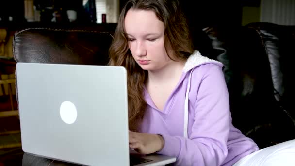 히스패닉 여학생 노트북 컴퓨터를 사용하여 거리의 온라인 수업을 보거나 사이트에서 — 비디오