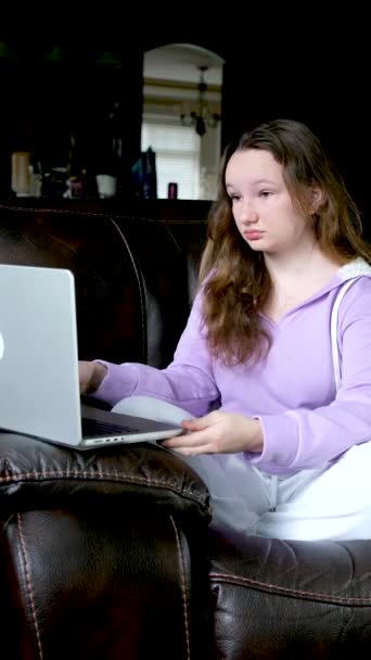Latin Kökenli Kız Öğrenci Dizüstü Bilgisayar Kullanıyor Online Öğrenim Mesafesi — Stok video