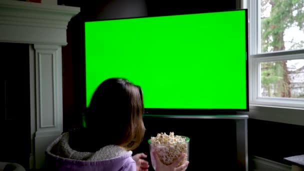 Genç Kadın Projektör Televizyon Akşamları Patlamış Mısırlı Filmler Büyük Yeşil — Stok video