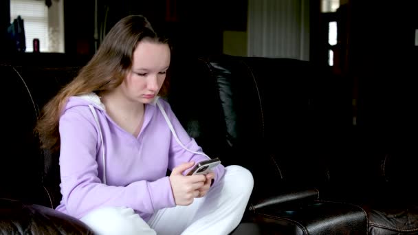 Menina Adolescente Sorridente Relaxar Sentar Sofá Casa Usando Telefone Celular — Vídeo de Stock