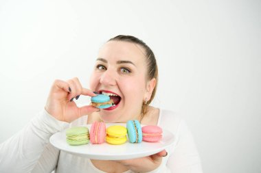 Restoran terasında çikolata yiyen bir kadın. Yüksek kalite 4k görüntü