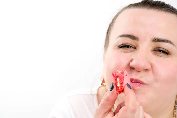 Mooi Mode Model Meisje Met Rode Lippen Bijt Kleurrijke Macarons — Stockfoto