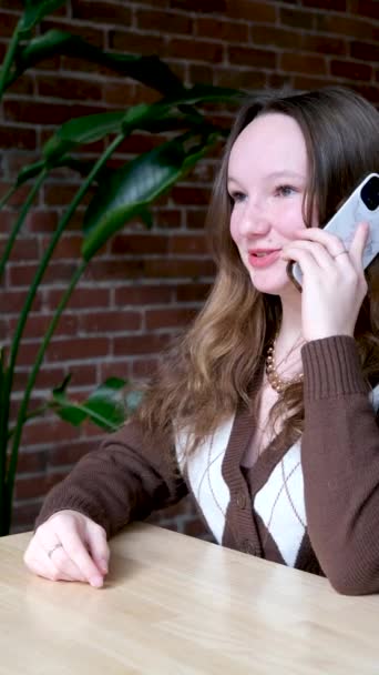 幸せな10代の女の子のカメラを保持する電話記録Vlog ブロンドの女性の影響力のあるソーシャルメディアストリーミング 自宅でスマートフォンを使用してオンラインチャットでビデオ通話を話している モバイルカメラの垂直ビュー — ストック動画