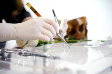 Kadın dermatolog kremi test ediyor. Alerji testi, tahriş, araştırma ve geliştirme laboratuvarda doğal güzellik ürünü. Yüksek kalite fotoğraf