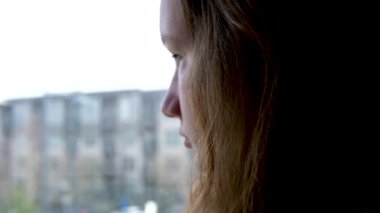 Ulaşım aracına binen genç kız, pencereden dışarı bakıyor. Yanıp sönen evlere yakından bakıyor. Mesajlaşmak için sakin sakin yüz alanı.