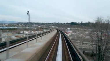 Vancouver, BC, Kanada, Skytrain Monorail Starts and Goes Down Track, Vancouver BC Kanada. Yüksek kalite 4k görüntü