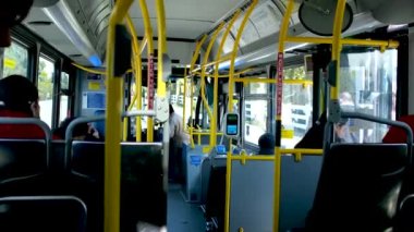 Vancouver BC, Kanada 2023 aktarma otobüsündeki Tap makinesi servis dışı çünkü duraklar arasında otobüsler boş. Yüksek kalite 4k görüntü