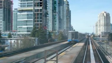 Vancouver, BC, Kanada, Skytrain Monorail Starts and Goes Down Track, Vancouver BC Kanada. Yüksek kalite 4k görüntü