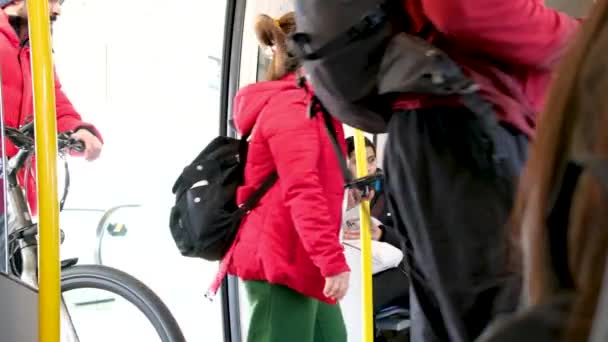 캐나다 스카이 트레인 밴쿠버 2023 천천히 빨간색 자켓을 자전거를 역으로 — 비디오