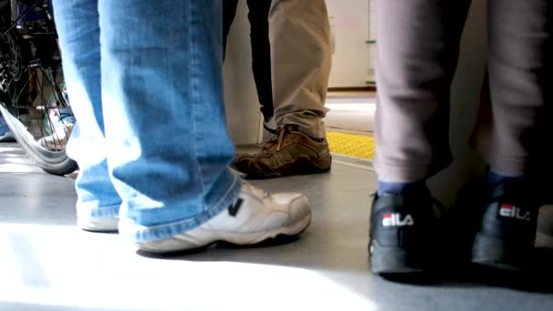 スカイトレインバンクーバーに出入りする多くの人2023バイクプラットフォーム列車のドア駅に移動駅認識できない本物のスニーカージーンズの靴が通り過ぎる — ストック動画