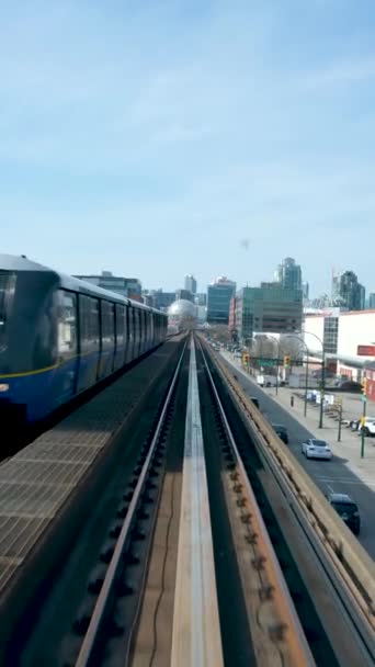 캐나다 브리티시컬럼비아주 밴쿠버 도심에서 구름낀 시간에 현대식 도시를 지나가는 스카이 — 비디오