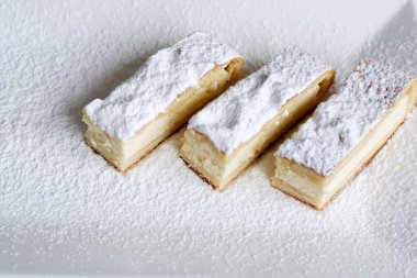 Ağaç kesme tahtasının üzerinde ev yapımı süzme peynir elmalı pastila. Geleneksel Rus mutfağı. Yüksek kalite fotoğraf