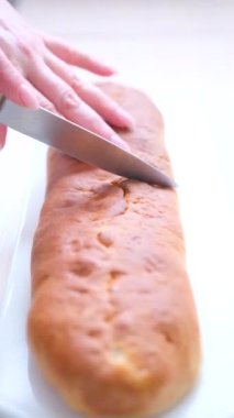 Pizza turtalarının dilimlendiği makroyu kapat. İtalyan aşçı aşçıları masaya yemek servisi yapmadan önce pizzayı bıçakla kesiyorlar. Profesyonel fırıncı mutfağı, hamur işleri...