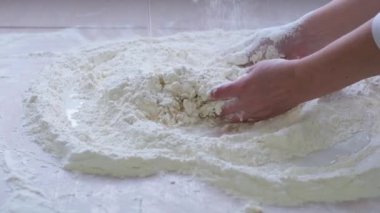 Ev sahibesi kız anne börek için sıvı hamur pişiriyor krep yapıyor çocuklar için lezzetli kahvaltı, un bir kepçeden dökülüyor çatal bıçak, hamuru yapma süreci