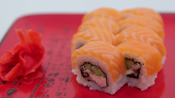 Rulouri Sushi Placă Roșie Hieroglife Ghimbir Bețișoare Wasabi — Videoclip de stoc