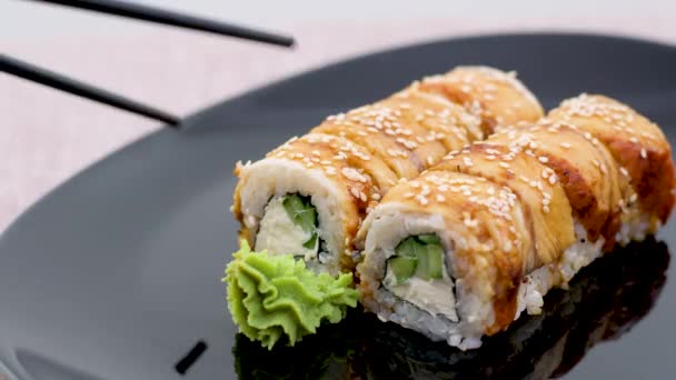Sushi Piring Hitam California Dengan Sumpit Hitam Belut Mengambil Satu — Stok Video