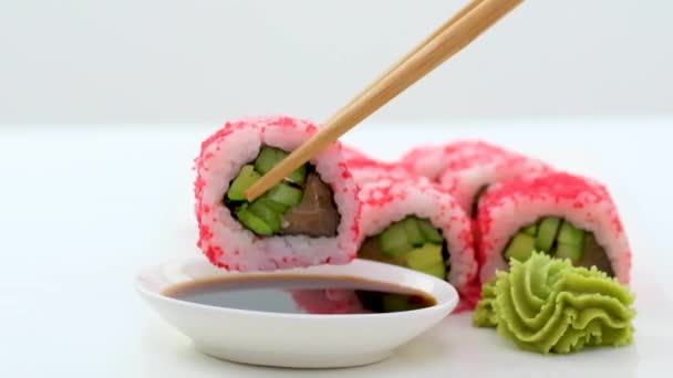 Hagyományos Ízletes Friss Sushi Tekercs Fekete Háttérrel Sushi Tekercs Rizzsel — Stock videók