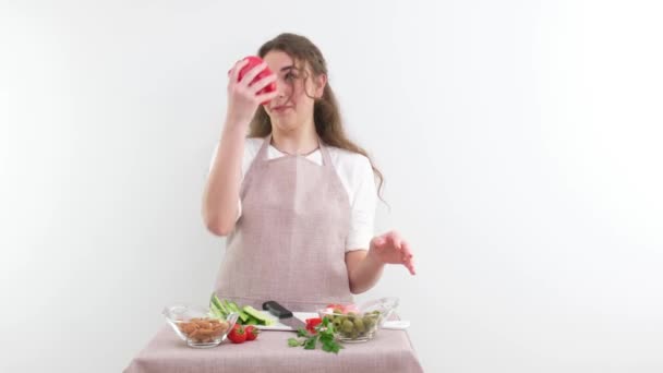Jonge Vrouw Grappen Laat Zien Hoe Een Rode Bel Peper — Stockvideo