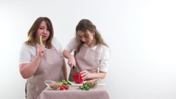엄마와 대딸은 요리를 하면서 재미있는 즐긴다 부모는 가집에서 건강에 샐러드를 — 비디오