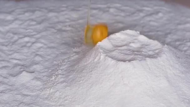Яйцо Падает Миску Муки Супер Замедленной Съемке Высокое Качество Fullhd — стоковое видео