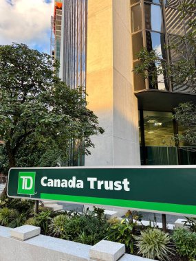 TD logosu Toronto Dominion Kulesi 'nin tepesinde Kanada Vancouver 2023' te görüldü.