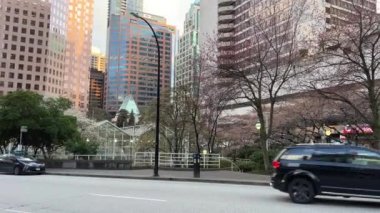 Vancouver Canada 2023 büyük şehir hayatı gökdelenleri şehir arabalarındaki yeni ve eski evler ofis yolları gerçek hayat ağır çekim video haberleri Megapolis Burrard Skytrain İstasyonu
