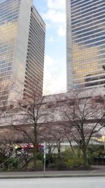 Vancouver Canada 2023 büyük şehir hayatı gökdelenleri şehir arabalarındaki yeni ve eski evler ofis yolları gerçek hayat ağır çekim video haberleri Megapolis Burrard Skytrain İstasyonu