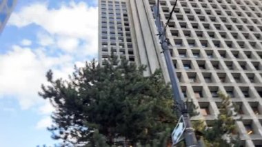Vancouver Canada 2023 büyük şehir hayatı gökdelenleri şehir arabalarındaki yeni ve eski evler ofis yolları gerçek hayat ağır çekim video haberleri Megapolis Burrard Skytrain İstasyonu