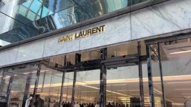 Vancouver Canada 2023 Metropolis büyük şehir hayatı gökdelenleri yeni modern Saint Laurent şirket logosu ve metin pahalı ve modaya uygun giyim mağazası kullanılarak videoda gösteriliyor.