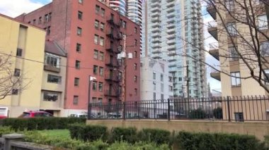 Vancouver Canada 2023 metropol büyük şehir hayatı gökdelenler yeni modern ve eski evler ofis binası yeni büyük gökdelen binası iki kırmızı vinç eski bina siyah merdivenler dışında.