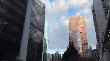 Vancouver Kanada 2023 metropol büyük şehir hayatı gökdelenler yeni modern ve eski evler ofis caddesi oldukça güzel ağaçlarla çevrili