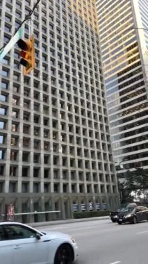 Arthur Erickson Meydanı Fluor Vancouver Kanada 2023 metropol büyük şehir gökdelenleri yeni modern ve eski evler ofis caddesi oldukça güzel ağaçlarla çevrili