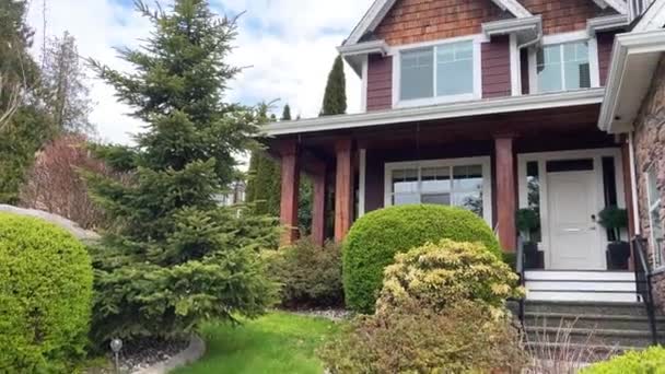 加拿大萨里郡小镇上美丽的私人住宅鲱鱼草坪棕砖蓝天白门屋顶照相机缓缓飘落拍摄从上到下 — 图库视频影像