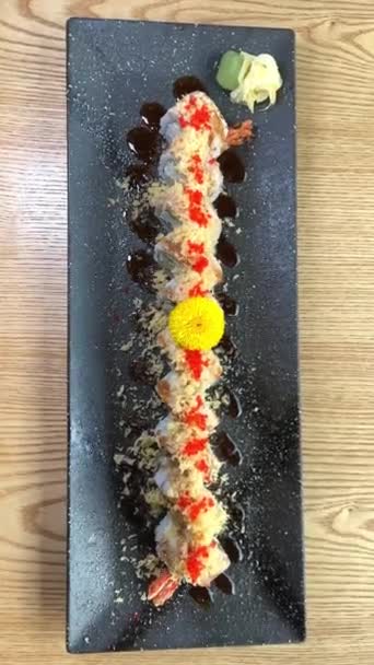 Sushi Krabem Krewetkami Czarnej Płycie Ozdobione Żółtym Kwiatem — Wideo stockowe