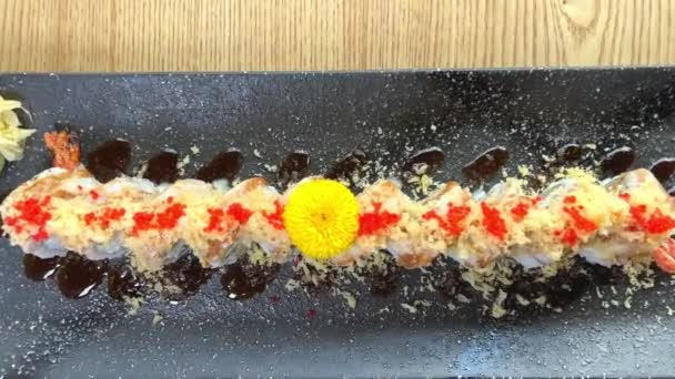 Sushi Mit Krabben Und Garnelen Auf Schwarzem Teller Mit Einer — Stockvideo