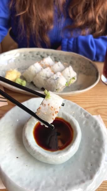 Sushi Com Sementes Gergelim Picam Paus Molho Soja — Vídeo de Stock