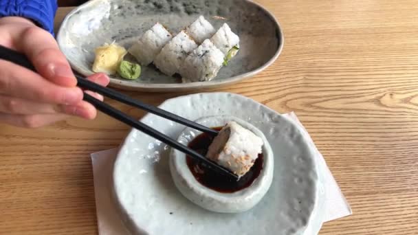 Sushi Aux Graines Sésame Bâtonnets Sauce Soja — Video