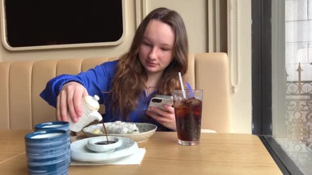 Jovem Mulher Derramando Molho Soja Rolo Sushi Paus Sushi Molho — Vídeo de Stock