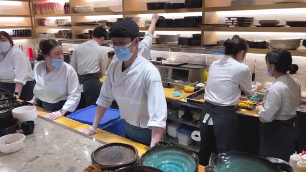 Cuochi Sushi Nel Ristorante Attesa Ordine Tutte Persone Mascherate Persone — Video Stock