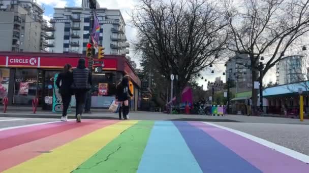 温哥华市中心的大卫和巴特彩虹人行道同性恋村下午阳光灿烂的街道上 人们喜爱彩虹的真实生活 — 图库视频影像