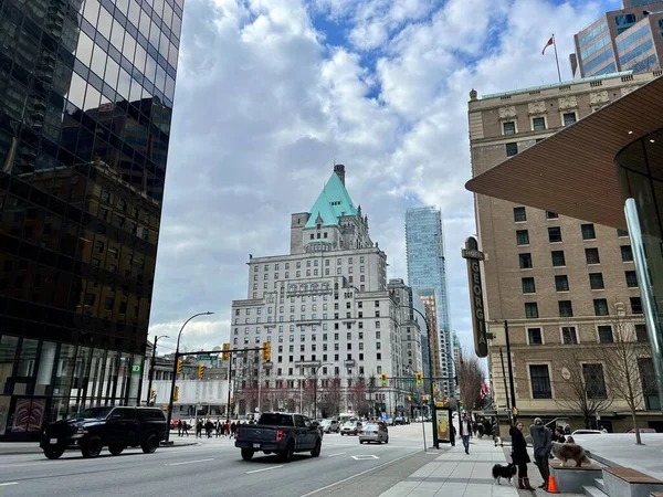 Sanat galerisi Vancouver Oteli gerçek yaşam gökdelenleri eski ve yeni evler modern arabalar gökyüzü yavaş çekim video haberleri büyük şehir Fairmont Vancouver Canada 2023 'te camlar seyahat ediyor