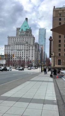 Sanat galerisi Vancouver Oteli gerçek yaşam gökdelenleri eski ve yeni evler modern arabalar gökyüzü yavaş çekim video haberleri büyük şehir Fairmont Vancouver Canada 2023 'te camlar seyahat ediyor