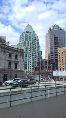 Sanat galerisi Vancouver Oteli gerçek yaşam gökdelenleri eski ve yeni evler modern arabalar gökyüzü yavaş çekim video haberleri büyük şehir Fairmont Vancouver Canada 2023 'te camlar seyahat ediyor