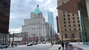 Sanat galerisi Vancouver Oteli gerçek yaşam gökdelenleri eski ve yeni evler modern arabalar gökyüzü yavaş çekim video haberleri büyük şehir Fairmont Vancouver Canada 2023 'te camlar seyahat ediyor