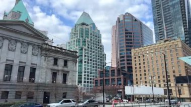 Sanat galerisi Vancouver Oteli gerçek yaşam gökdelenleri eski ve yeni evler modern arabalar gökyüzü yavaş çekim video haberleri büyük şehir Fairmont Vancouver Canada 2023 'te camlar seyahat ediyor